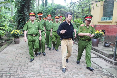Ông Võ Điện Biên - con trai cả của Đại tướng dẫn đoàn đi thăm quan ngôi nhà của Đại tướng Võ Nguyên Giáp.